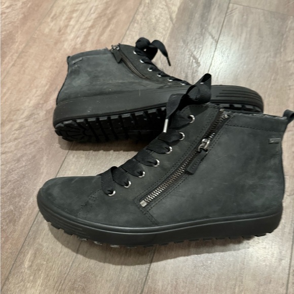 Ecco side zip and lace up front. Top inside is a furry texture. - Picture 1 of 8